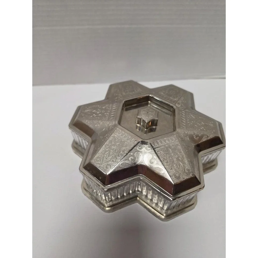 Plastic vintage-style trinket box features a‎ distinctive hexagonal star shape